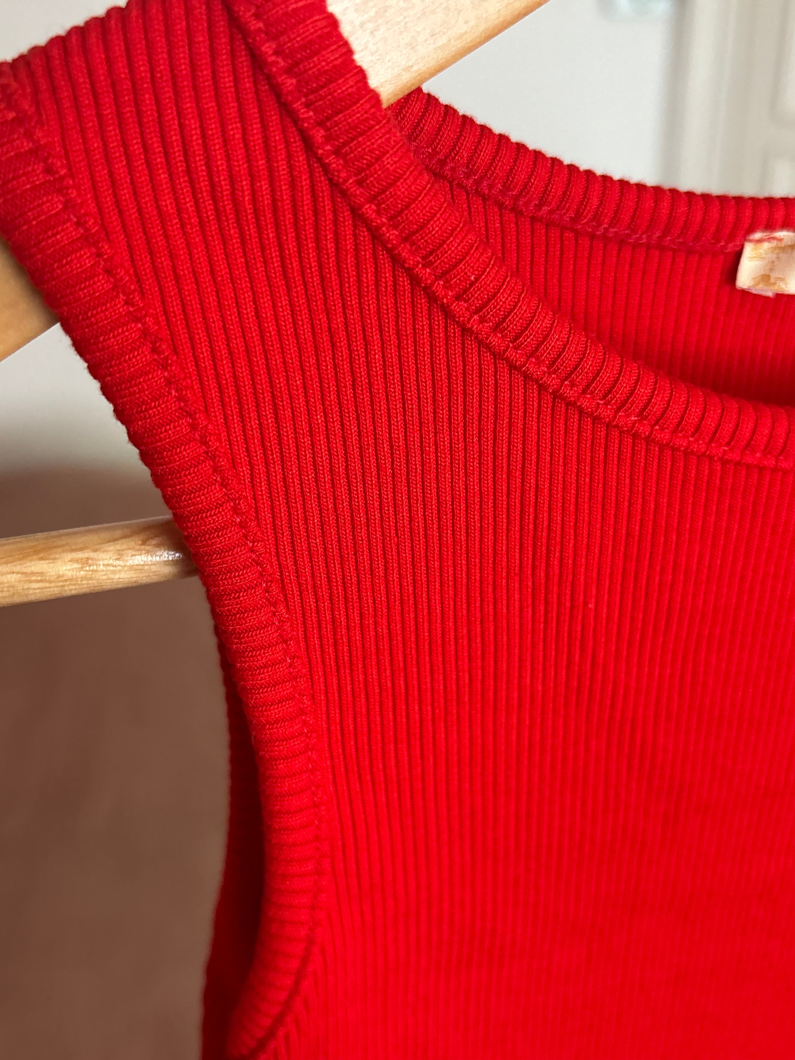 The red cropped Tank Size S